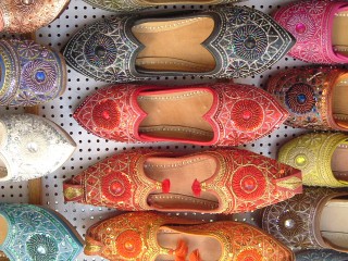 Le scarpe colorate a Jaipur, India