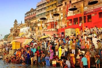 Varanasi, bagni sacri - India - Viaggio per la festa Buddha Purnima